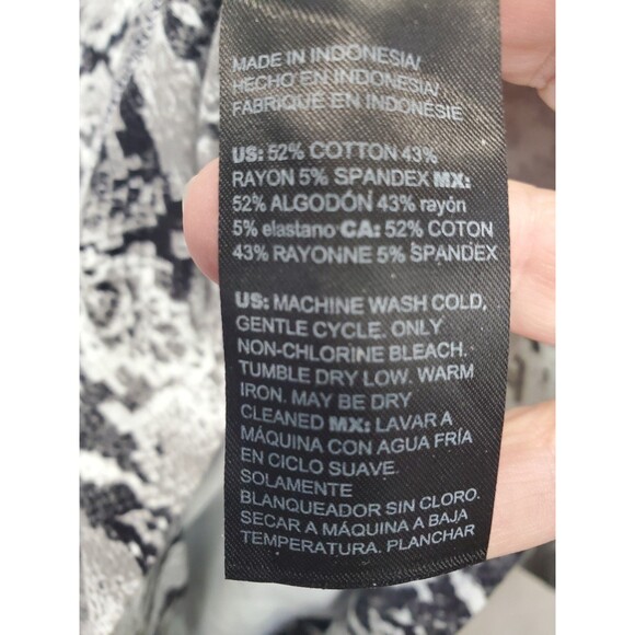 Chico's Zenergy Gray Snakeskin Print Soft Touch Long Sleeve Knit Tunic Size 2 L - Picture 5 of 6